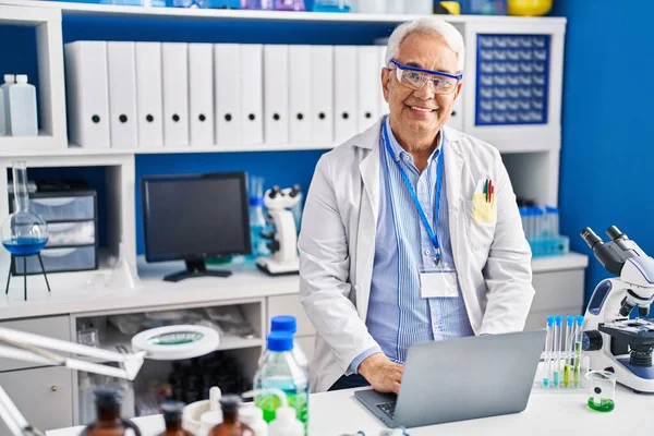 Senior Man Scientist Using Laptop Working Laboratory — Fotografia de Stock