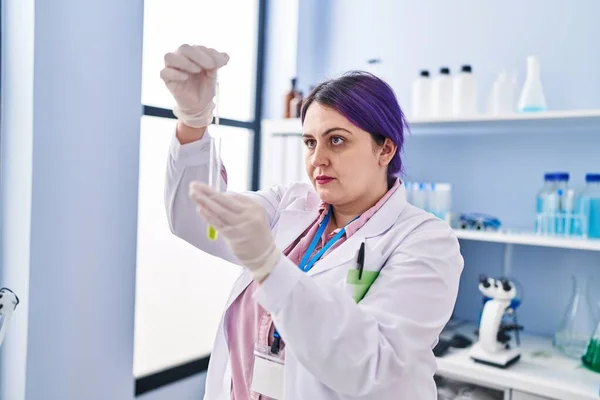 Genç Iri Yarı Bir Kadın Bilim Adamı Laboratuarda Test Tüpüne — Stok fotoğraf