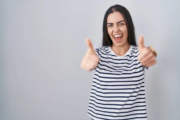Ung Brunett Kvinna Bär Randig Shirt Godkänner Gör Positiv Gest — Stockfoto