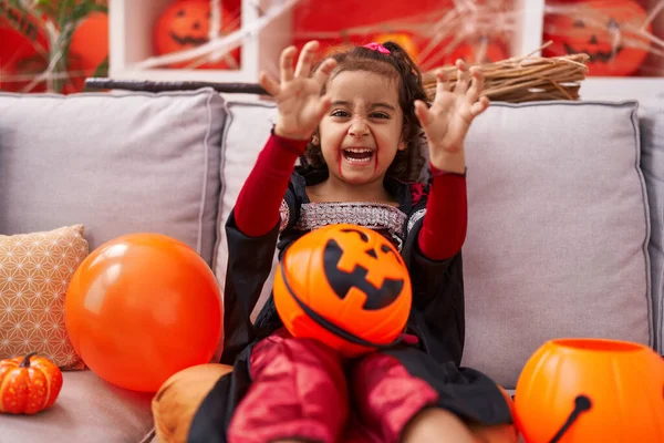 Adorável Menina Hispânica Vestindo Traje Halloween Fazendo Gesto Susto Casa — Fotografia de Stock