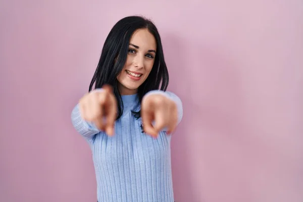 Hispanic Woman Standing Pink Background Pointing You Camera Fingers Smiling — Stock Photo, Image