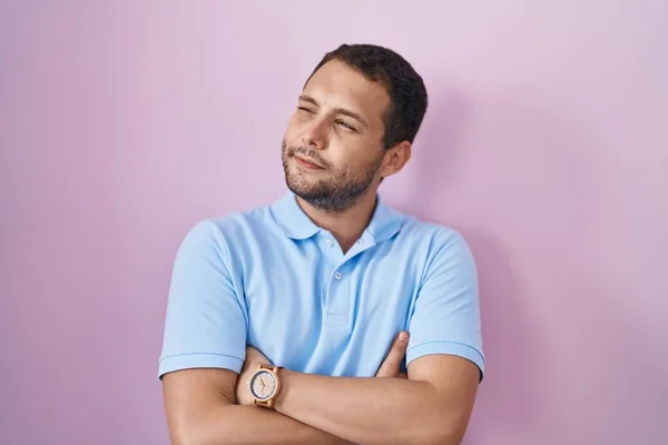 Hispanischer Mann Steht Über Rosa Hintergrund Und Blickt Mit Verschränkten — Stockfoto