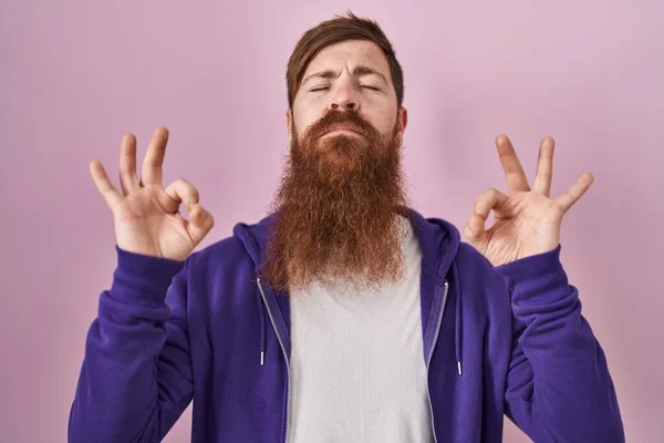Hombre Caucásico Con Barba Larga Pie Sobre Fondo Rosa Relajarse —  Fotos de Stock