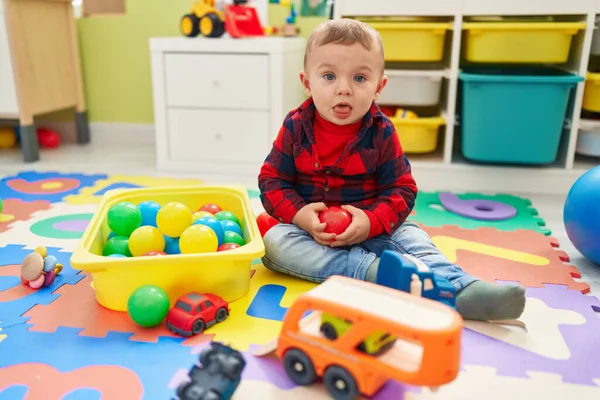 Liebenswertes Blondes Kleinkind Spielt Kindergarten Mit Bällen Auf Dem Boden — Stockfoto