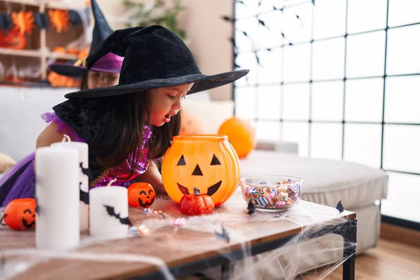 Cadılar Bayramı Kostümü Giyen Sevimli Ikiz Kızlar Evde Balkabağı Sepetine — Stok fotoğraf