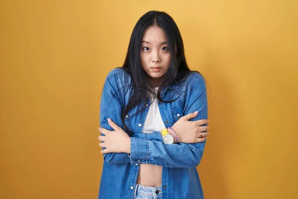 Mladá Asijská Žena Stojící Nad Žlutým Pozadím Třes Mrazení Pro — Stock fotografie