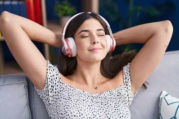 Ung Vacker Latinamerikansk Kvinna Lyssnar Musik Sittandes Soffan Hemma — Stockfoto