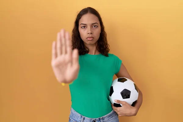 Top Tutan Genç Spanyol Kadın Avucuyla Şarkı Söylemeyi Kesiyor Yüzünde — Stok fotoğraf