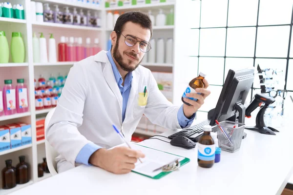 Молодой Латиноамериканец Фармацевт Держит Бутылку Лекарствами Документе Аптеке — стоковое фото