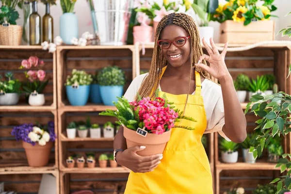 Mujer Afroamericana Con Cabello Trenzado Trabajando Floristería Sosteniendo Planta Haciendo — Foto de Stock