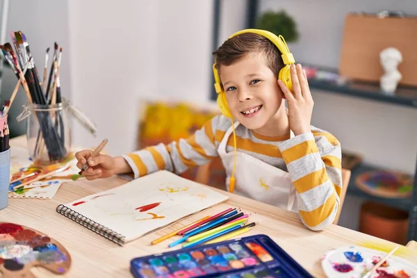 Blond Barn Lyssnar Musik Ritning Konst Studio — Stockfoto