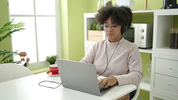 Jong Afrikaans Amerikaans Vrouw Met Behulp Van Laptop Koptelefoon Zitten — Stockfoto