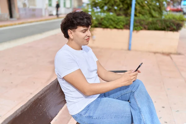 Hombre Binario Usando Smartphone Con Expresión Relajada Parque —  Fotos de Stock