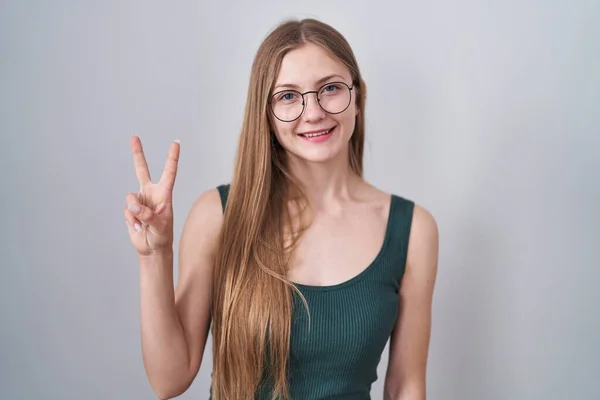 Ung Kaukasiska Kvinna Står Över Vit Bakgrund Visar Och Pekar — Stockfoto