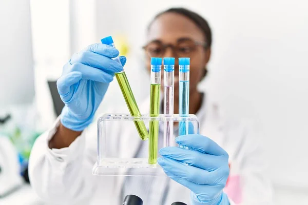 アフリカ系アメリカ人女性科学者が実験室で試験管を持っている — ストック写真