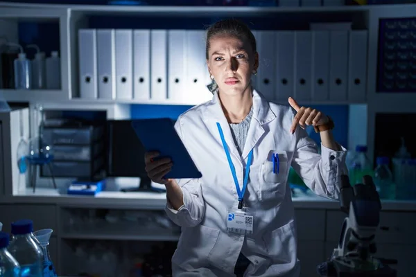 Hermosa Mujer Rubia Que Trabaja Laboratorio Científico Tarde Noche Apuntando —  Fotos de Stock