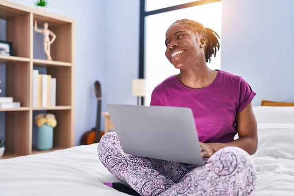 African American Γυναίκα Χρησιμοποιώντας Φορητό Υπολογιστή Κάθεται Στο Κρεβάτι Στο — Φωτογραφία Αρχείου