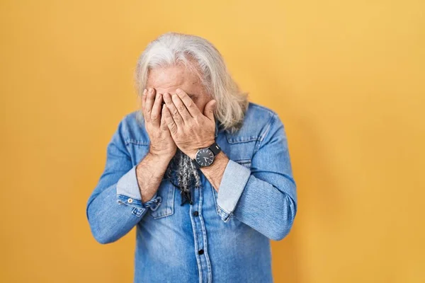 Sarı Arka Planda Duran Gri Saçlı Orta Yaşlı Bir Adam — Stok fotoğraf
