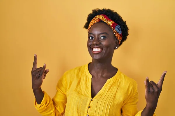 African Young Woman Wearing African Turban Shouting Crazy Expression Doing — Stock Photo, Image