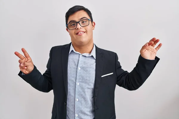 Junger Hispanischer Mann Mit Syndrom Trägt Business Stil Und Zeigt — Stockfoto