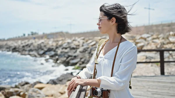 Young Beautiful Hispanic Woman Tourist Wearing Backpack Seaside — Stock Photo, Image