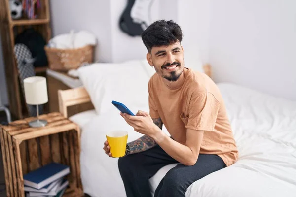 Jovem Hispânico Usando Smartphone Beber Café Quarto — Fotografia de Stock
