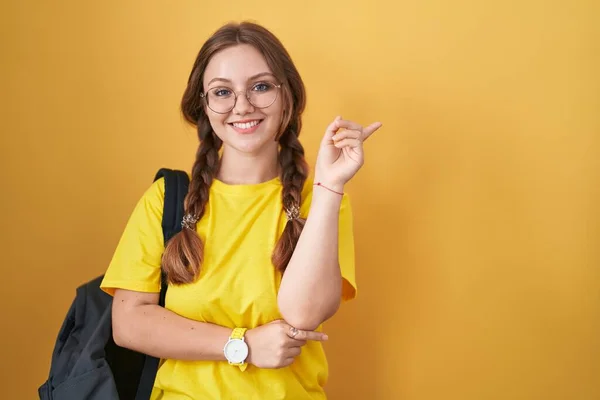 Mladá Běloška Oblečená Studentském Batohu Přes Žluté Pozadí Velkým Úsměvem — Stock fotografie