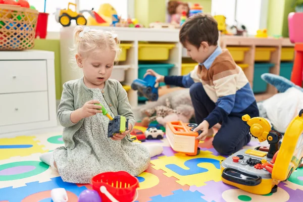 Liebenswerter Junge Und Mädchen Beim Supermarktspiel Und Mit Autospielzeug Kindergarten — Stockfoto