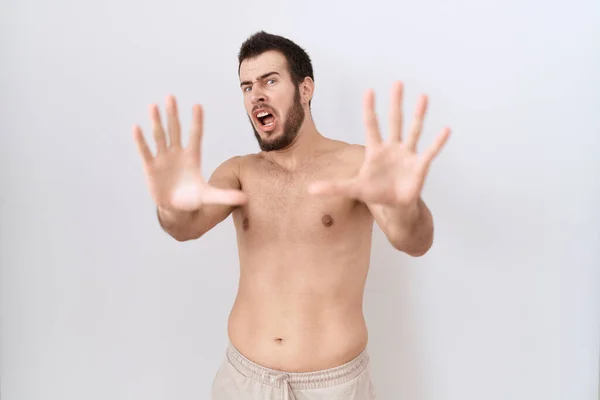 Giovane Uomo Ispanico Piedi Torso Nudo Sfondo Bianco Spaventato Terrorizzato — Foto Stock