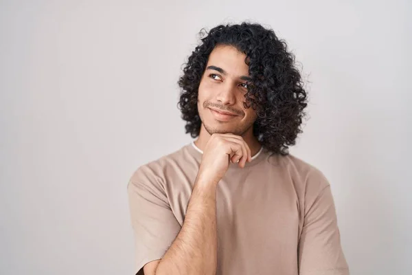 Hispanischer Mann Mit Lockigem Haar Der Vor Weißem Hintergrund Mit — Stockfoto
