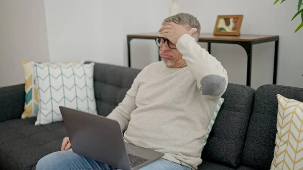 Middelbare Leeftijd Grijsharige Man Met Laptop Met Gestreste Uitdrukking Thuis — Stockfoto