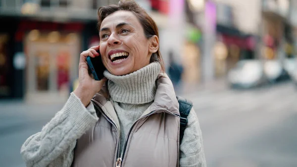 Középkorú Spanyol Mosolyog Magabiztos Beszél Okostelefonon Utcán — Stock Fotó