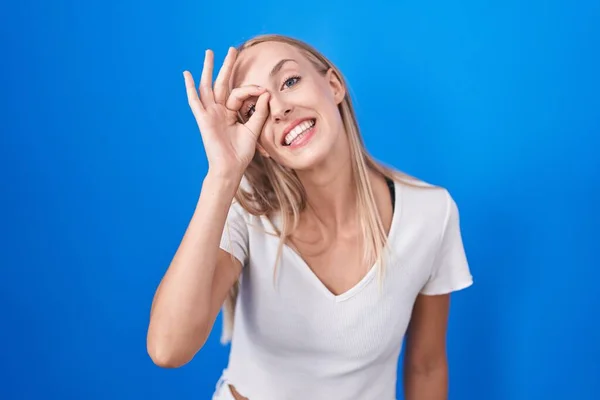 Young Caucasian Woman Standing Blue Background Doing Gesture Hand Smiling — Stok fotoğraf