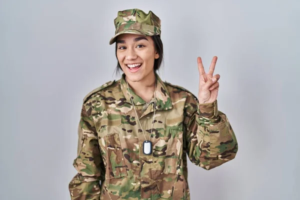 Młoda Południowoazjatycka Kobieta Mundurze Armii Kamuflażu Pokazująca Wskazująca Palcami Numer — Zdjęcie stockowe