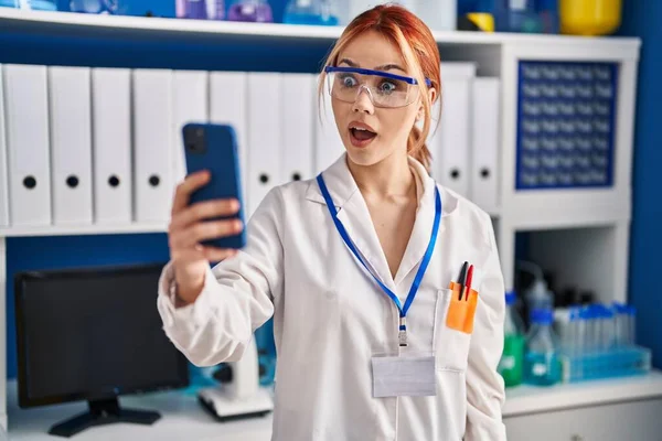 Bilim Adamlarının Laboratuvarında Çalışan Beyaz Bir Kadın Akıllı Telefonuyla Video — Stok fotoğraf