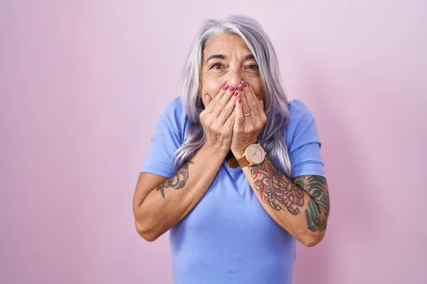 Mujer Mediana Edad Con Tatuajes Pie Sobre Fondo Rosa Riendo — Foto de Stock