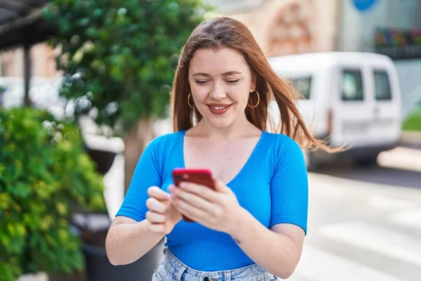 Jonge Roodharige Vrouw Glimlachen Zelfverzekerd Met Behulp Van Smartphone Straat — Stockfoto