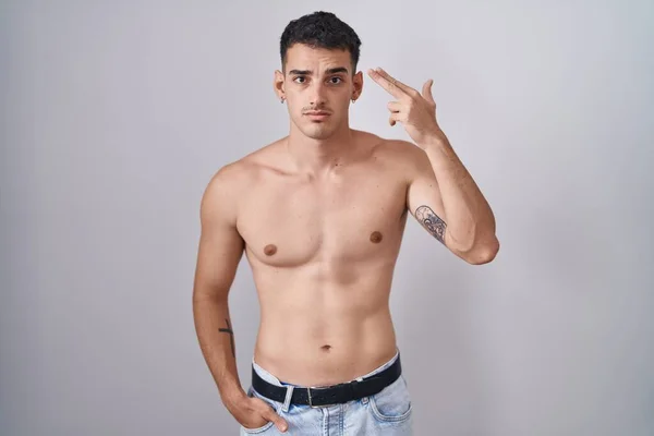 Yakışıklı Spanyol Adam Üstsüz Duruyor Kendini Vuruyor Elini Parmaklarını Silah — Stok fotoğraf