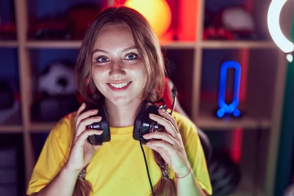 Jovem Loira Streamer Sorrindo Confiante Segurando Fones Ouvido Sala Jogos — Fotografia de Stock