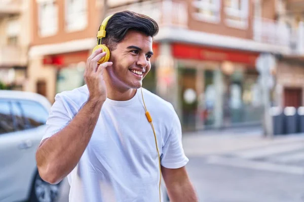 Νεαρός Ισπανός Που Ακούει Μουσική Στο Δρόμο — Φωτογραφία Αρχείου