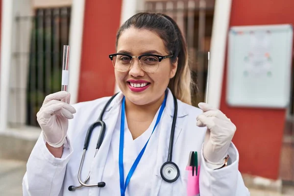Молода Жінка Іспаномовний Лікар Робить Тест Коронавірус Посміхаючись Щасливою Прохолодною — стокове фото