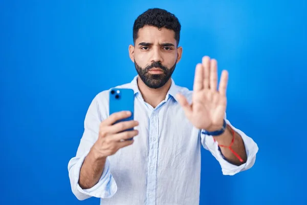 Hispanischer Mann Mit Bart Der Smartphone Tippnachricht Aufhört Mit Der — Stockfoto