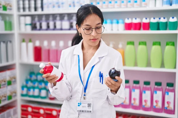 Young Beautiful Hispanic Woman Pharmacist Holding Medication Bottles Pharmacy — Stockfoto