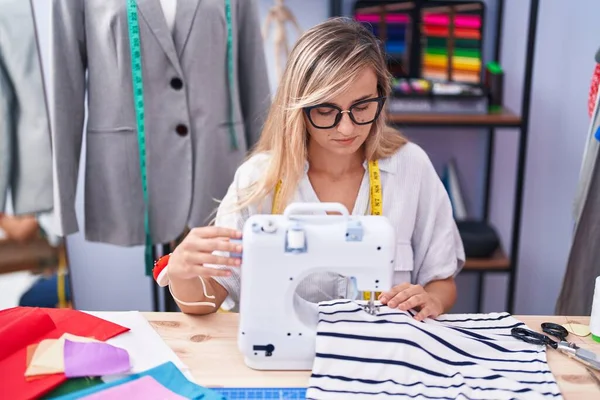 Young Blonde Woman Tailor Using Sewing Machine Tailor Shop — Stock Photo, Image