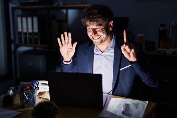 Hispánský Mladý Muž Pracující Kanceláři Noci Ukazuje Ukazuje Prsty Číslo — Stock fotografie