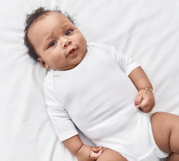 アフリカ系アメリカ人の赤ん坊リラックスしてベッドルームで — ストック写真