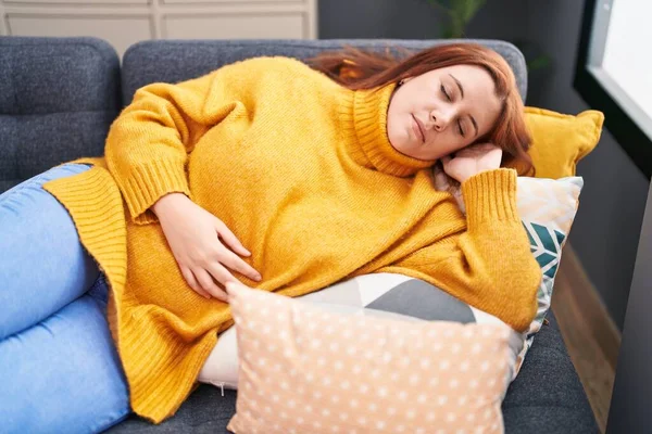 Young Beautiful Size Woman Lying Sofa Sleeping Home — Stockfoto