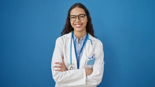 Junge Schöne Hispanische Ärztin Lächelt Selbstbewusst Mit Verschränkten Armen Vor — Stockfoto
