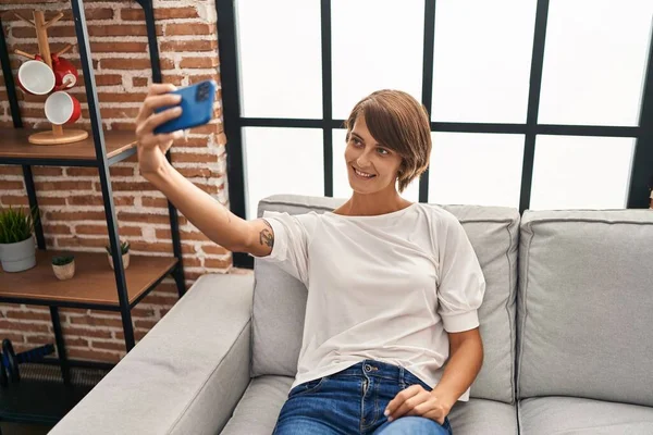 Young Beautiful Hispanic Woman Make Selfie Smartphone Sitting Sofa Home — 스톡 사진
