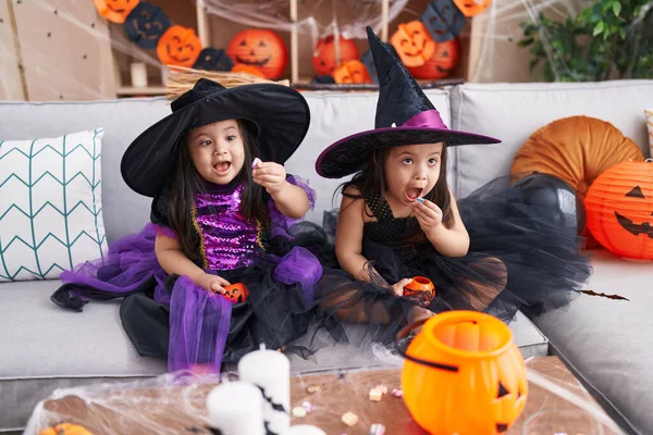 Adoráveis Meninas Gêmeas Ter Festa Halloween Comer Doces Casa — Fotografia de Stock